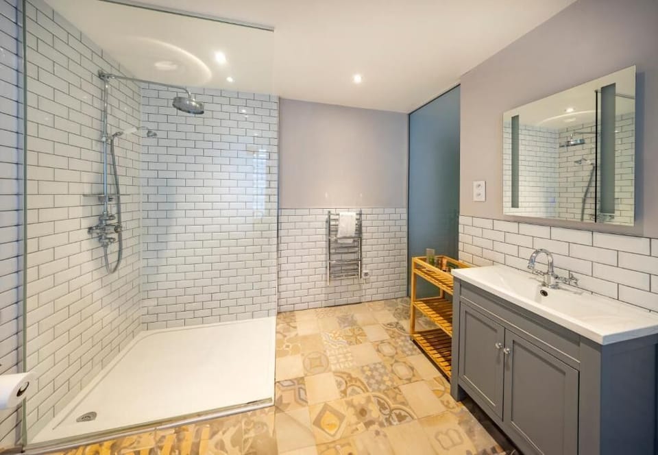Junior Suite | Bathroom | Hair dryer, towels, soap, shampoo