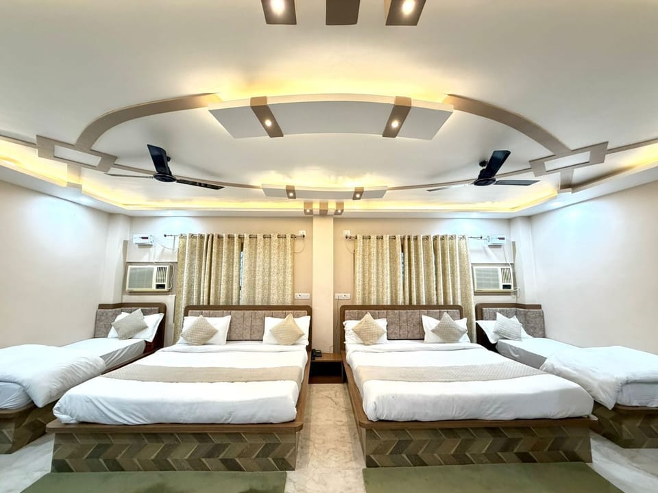 Family Suite | Desk, laptop workspace, iron/ironing board, WiFi (free)