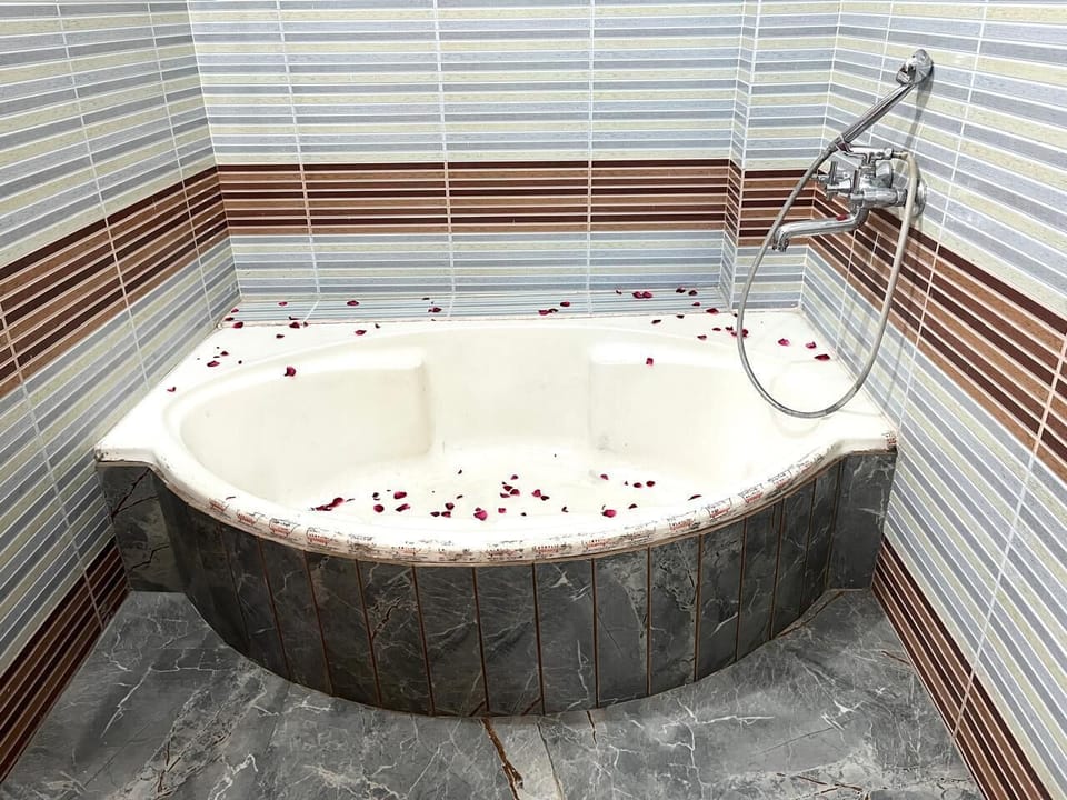 Deluxe Double Room, City View | Bathroom | Shower, towels, soap, shampoo
