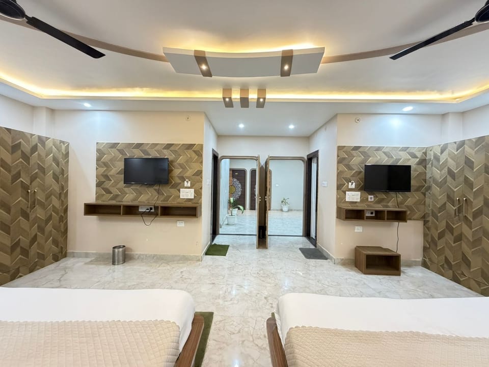 Family Suite | Desk, laptop workspace, iron/ironing board, WiFi (free)