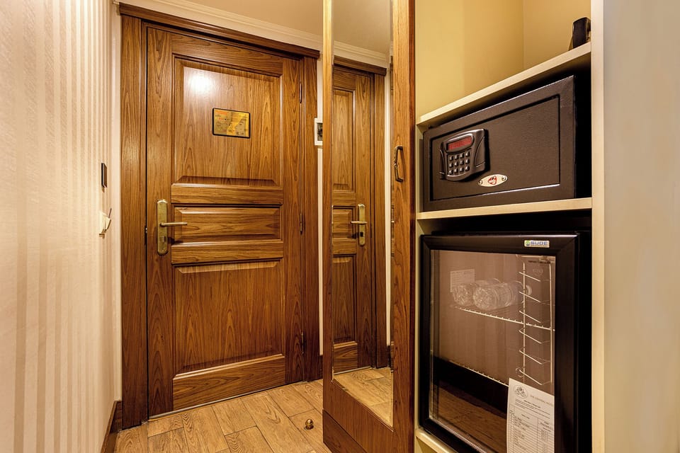 Standard Twin Room | Bathroom | Shower, free toiletries, hair dryer, slippers