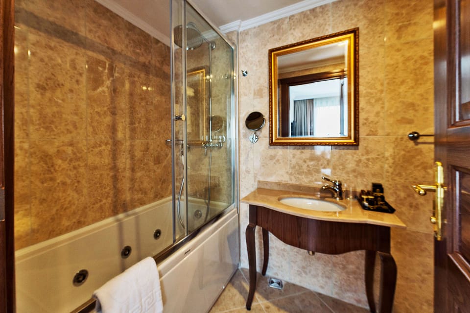 Deluxe Room, Jetted Tub | Bathroom | Shower, free toiletries, hair dryer, slippers