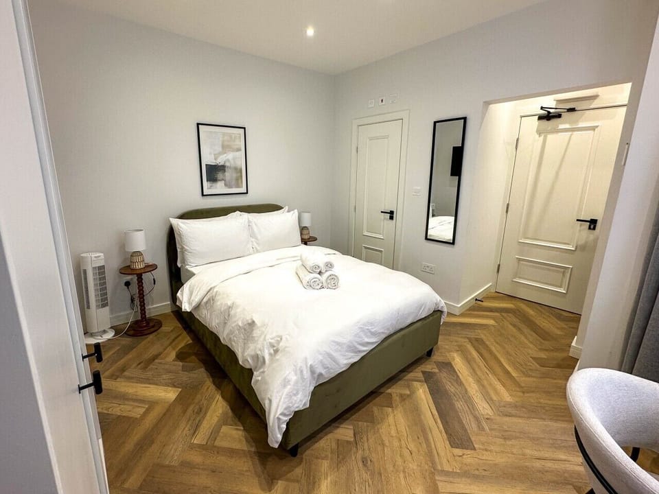 Accommodation near Piccadilly Line