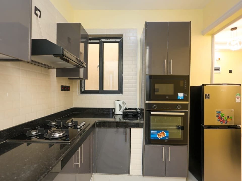 Full-size fridge, microwave, oven, stovetop