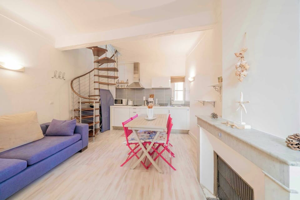 Apartment | Living area | Fireplace