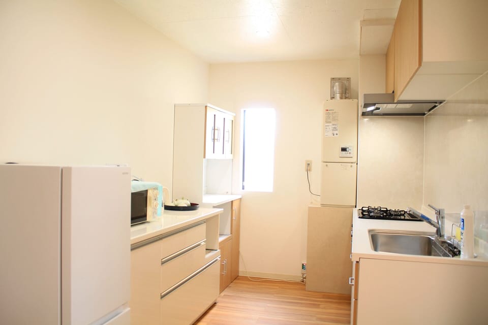 Fridge, microwave, stovetop, cookware/dishes/utensils