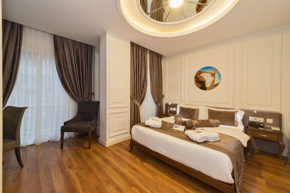 Standard Double Room | Premium bedding, minibar, in-room safe, desk