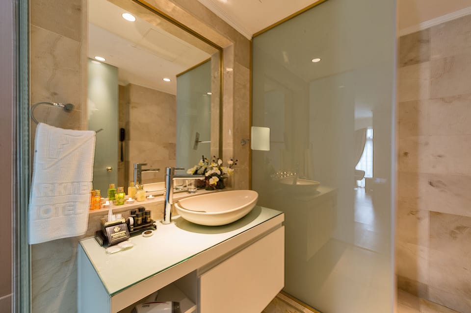 Standard Tek Büyük veya Iki Ayri Yatakli Oda | Bathroom | Shower, free toiletries, hair dryer, bathrobes