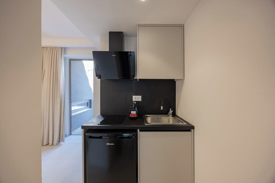 Economy Room - Split Level with Pool View-Ground Floor | Private kitchen | Espresso maker, mini-fridge, stovetop, electric kettle