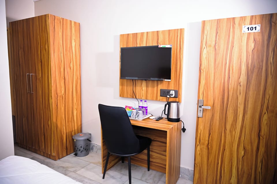 Desk, laptop workspace, WiFi (free)