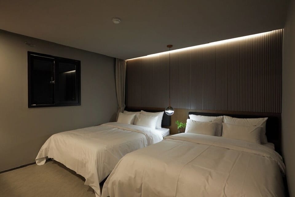 Family Suite | Desk, laptop workspace, WiFi (free), bed sheets