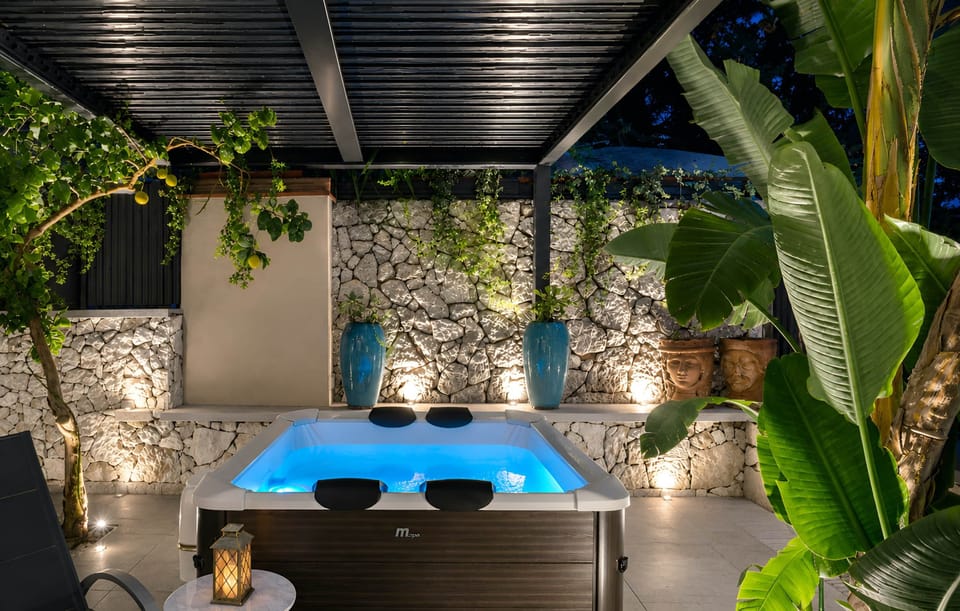 Outdoor spa tub