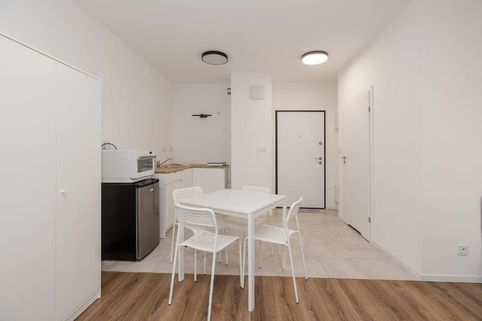 Classic Apartment, Balcony, City View | In-room dining