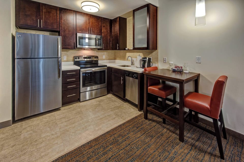 Coffee/tea maker, fridge, microwave, stovetop
