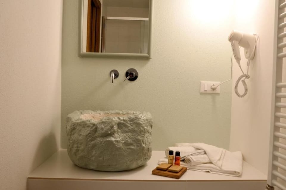 Double Room, Balcony, Courtyard View | Bathroom