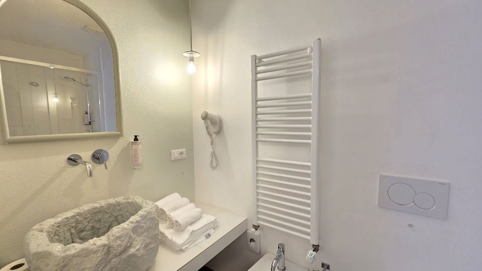 Double Room, Balcony, Courtyard View | Bathroom