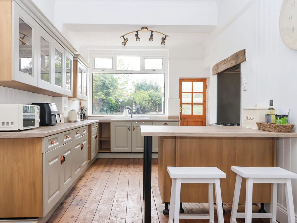 Cottage | Private kitchen | Dishwasher, cookware/dishes/utensils