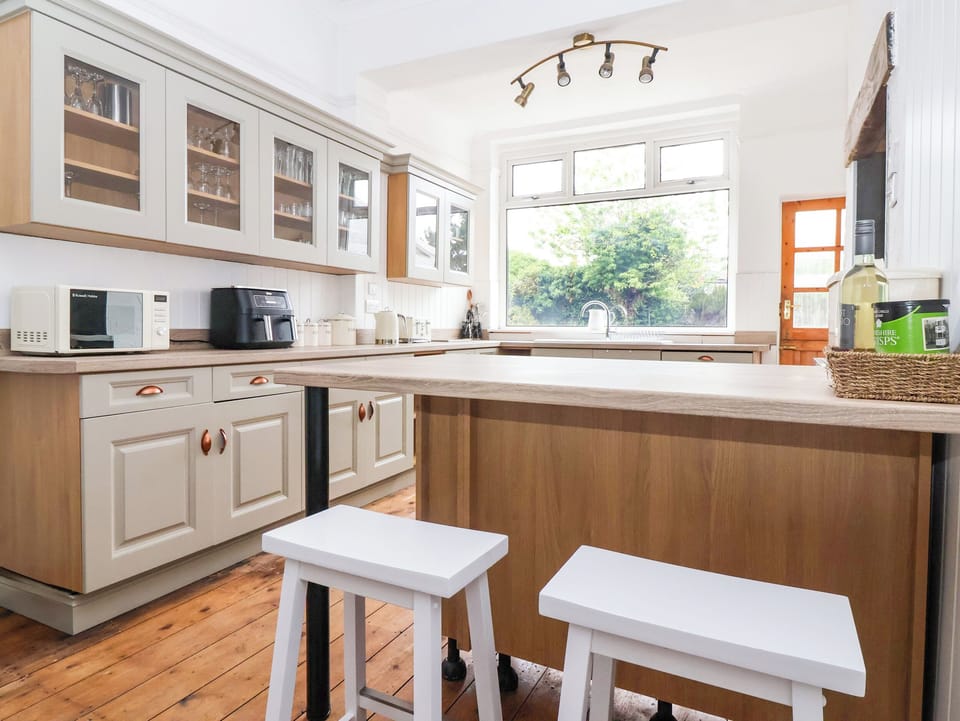 Cottage | Private kitchen | Dishwasher, cookware/dishes/utensils