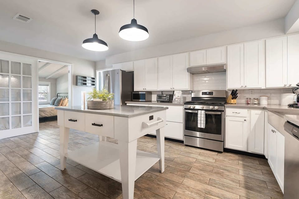 Fully Equipped Kitchen w/ Island