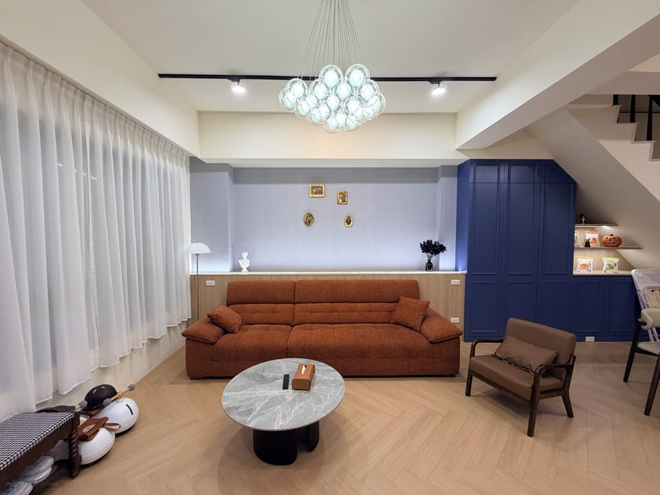 Comfort House, 4 Bedrooms, City View | Living area | Toys