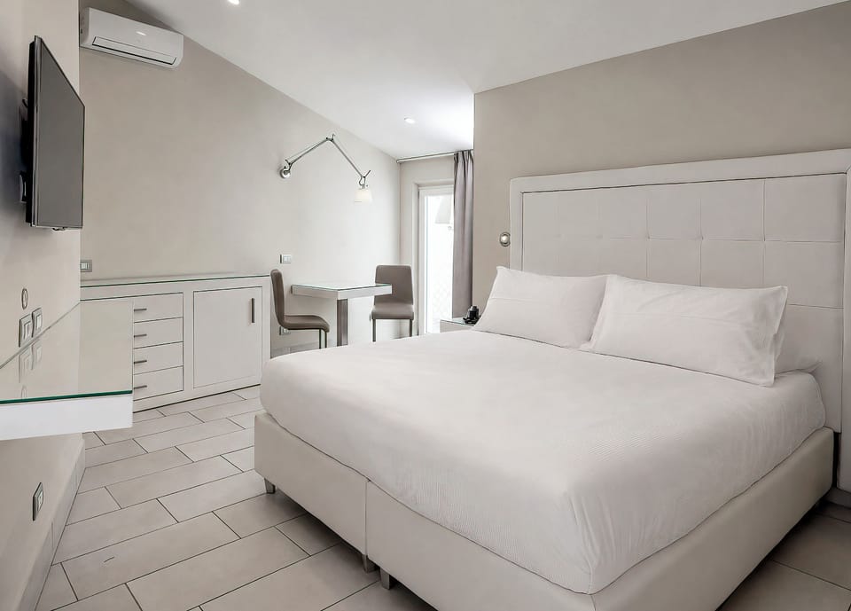 Deluxe Room with Jacuzzi | In-room safe, desk, WiFi (free)