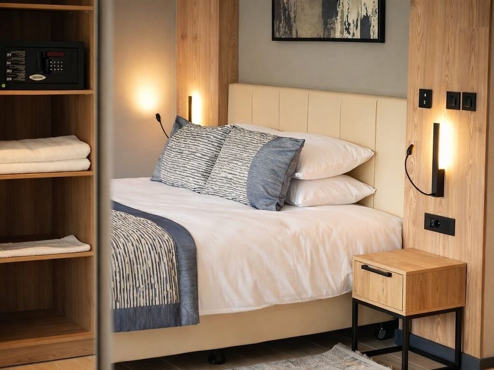 Deluxe Room, Lake View | Minibar, in-room safe, desk, laptop workspace