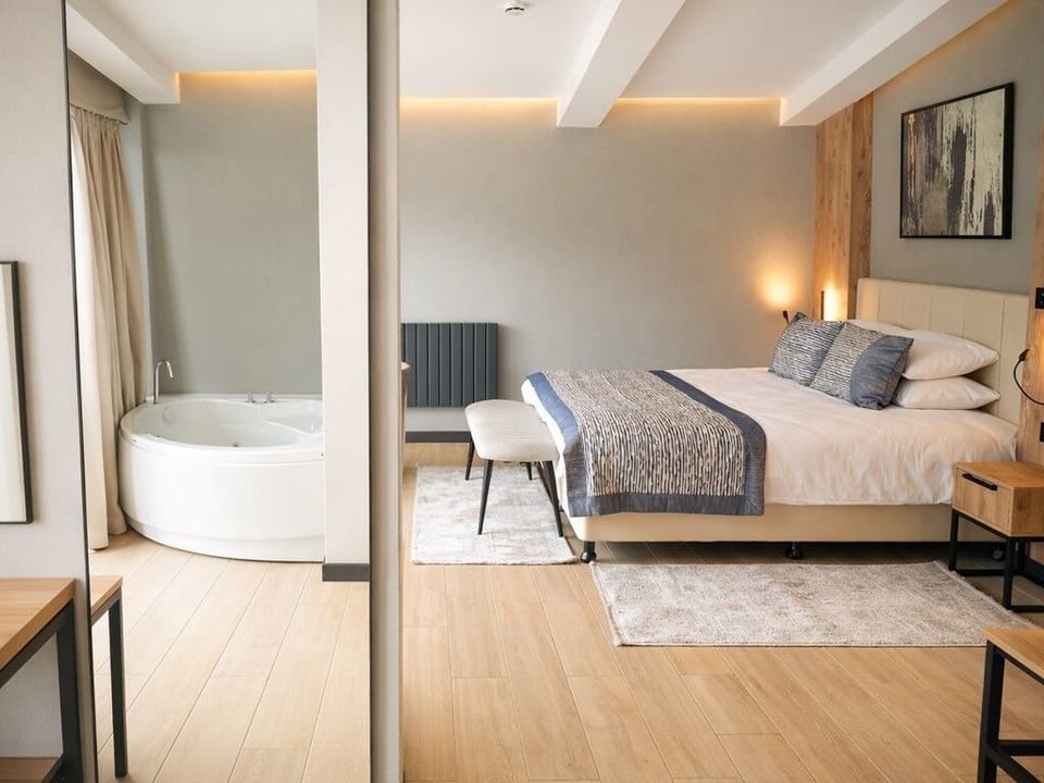 Deluxe Suite | Minibar, in-room safe, desk, laptop workspace