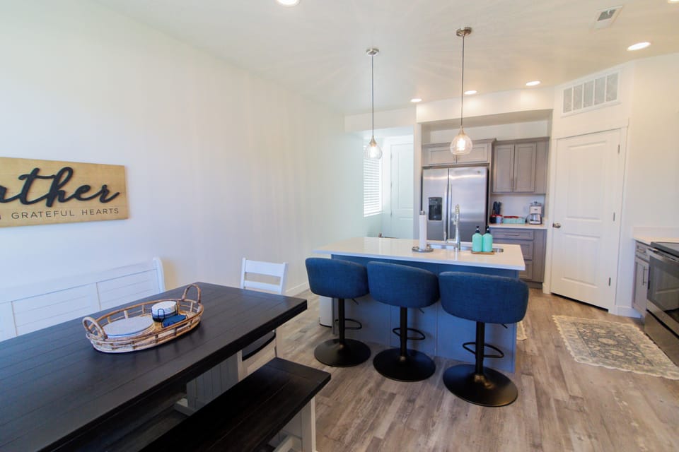 Kitchen & Dining