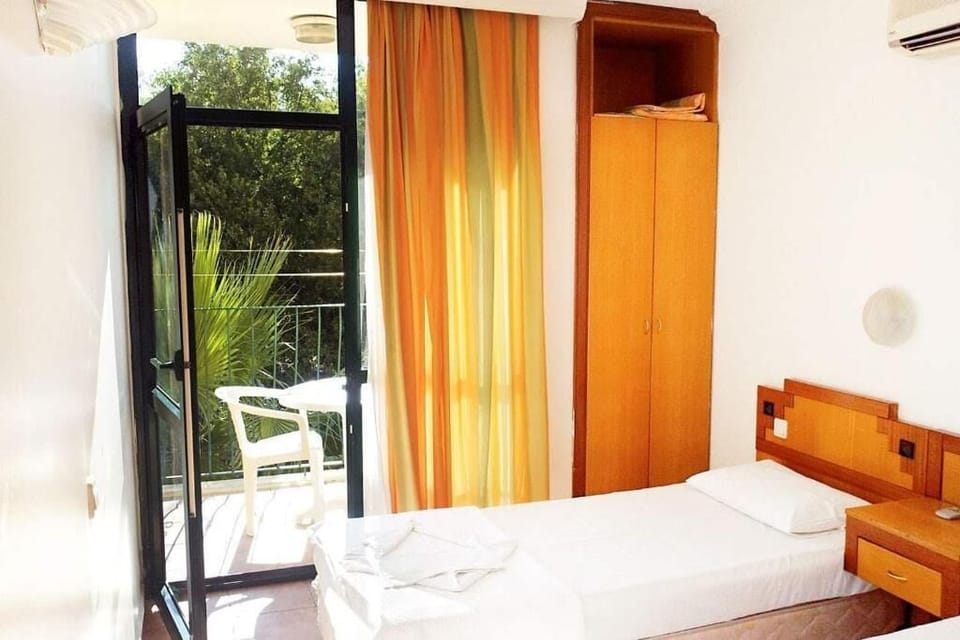 Classic Studio | In-room safe, WiFi (surcharge), bed sheets