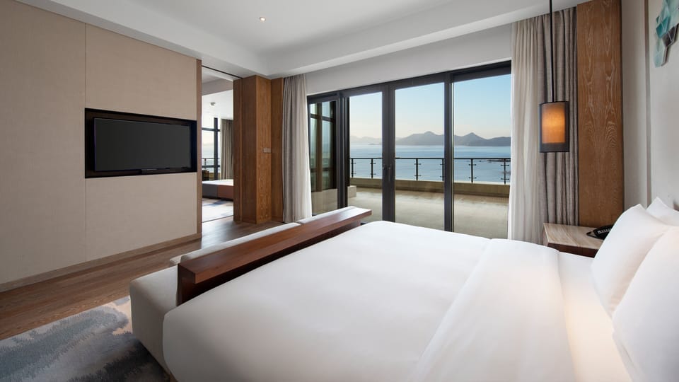 Premium Suite, 1 Bedroom | Minibar, in-room safe, desk, laptop workspace