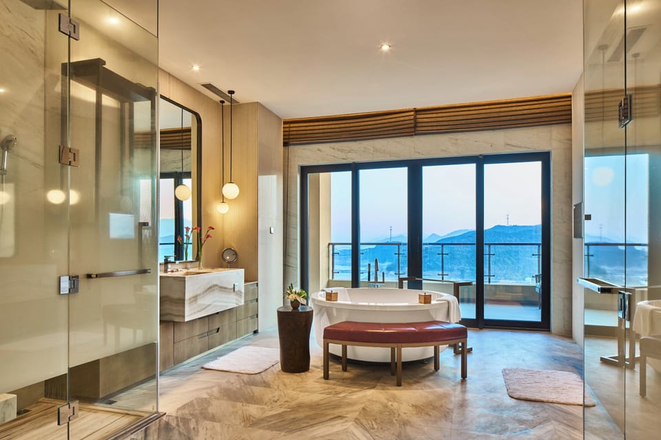 Presidential Suite | Minibar, in-room safe, desk, laptop workspace