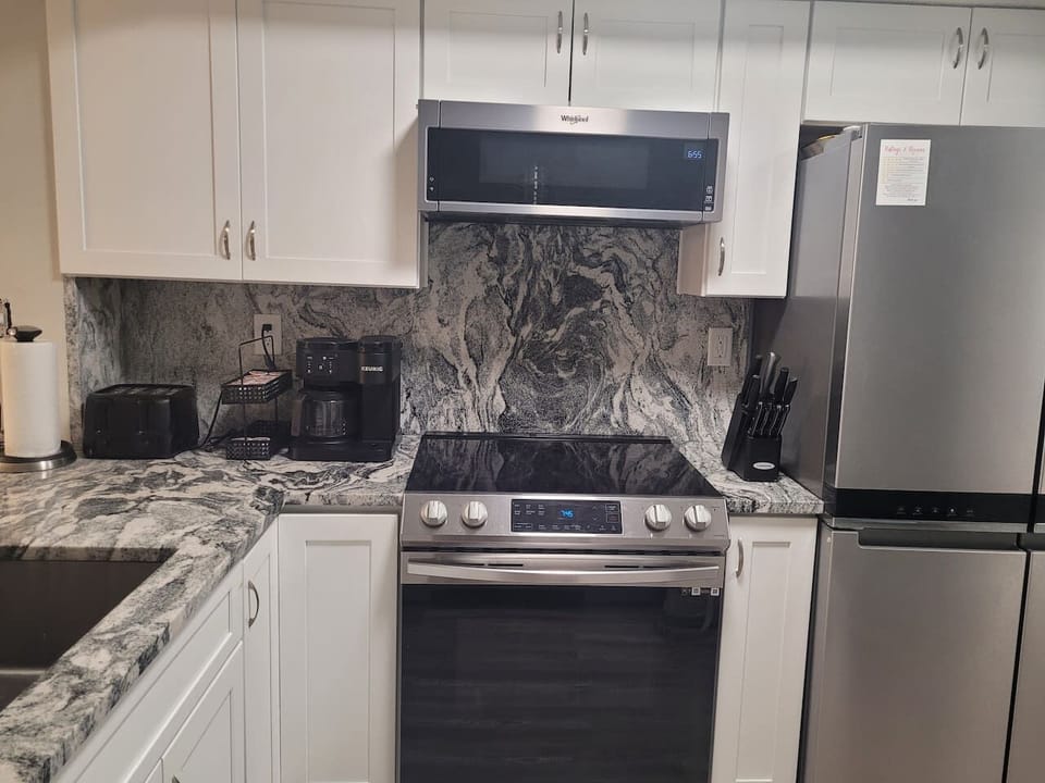The fully stocked kitchen features granite countertops and stainless steel appliances — everything you need to prepare your favorite meals during your stay. ⭐