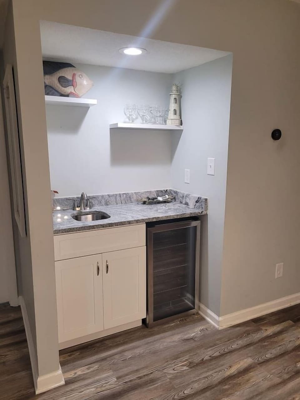 A handy wet bar and kitchenette area make entertaining and grabbing drinks effortless — one more convenient touch for a comfortable, hassle-free stay. ⭐
