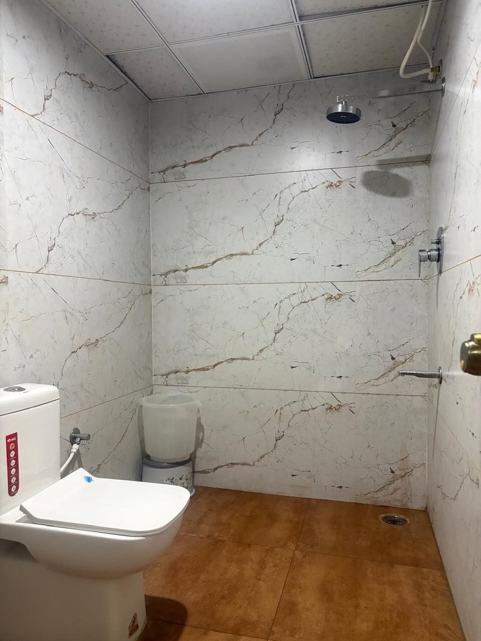 Standard Triple Room | Bathroom | Slippers