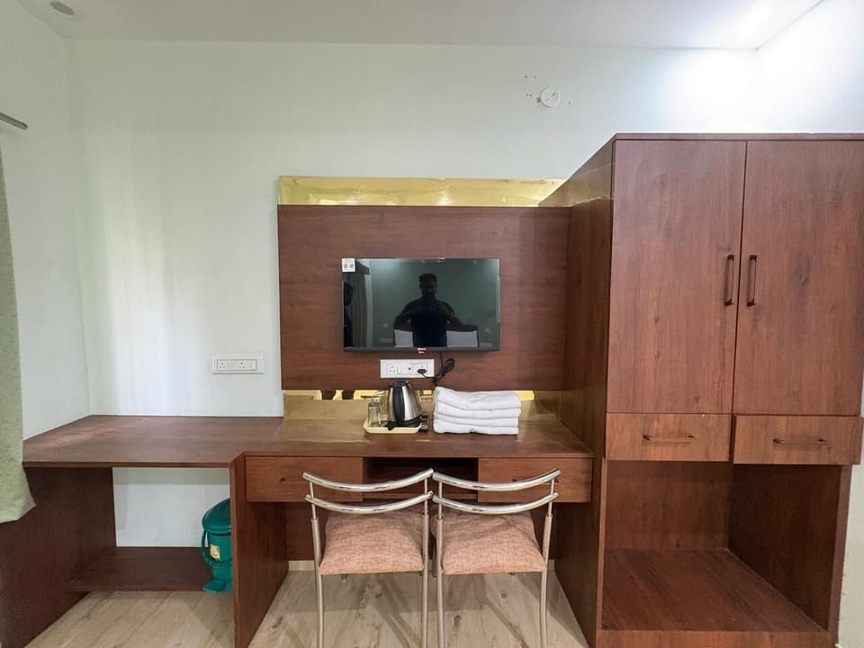 Deluxe Triple Room, Balcony, City View | Interior
