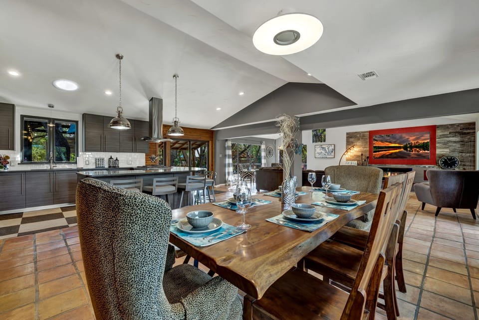 A spacious dining area and modern kitchen, perfect for family gatherings and enjoying meals. 