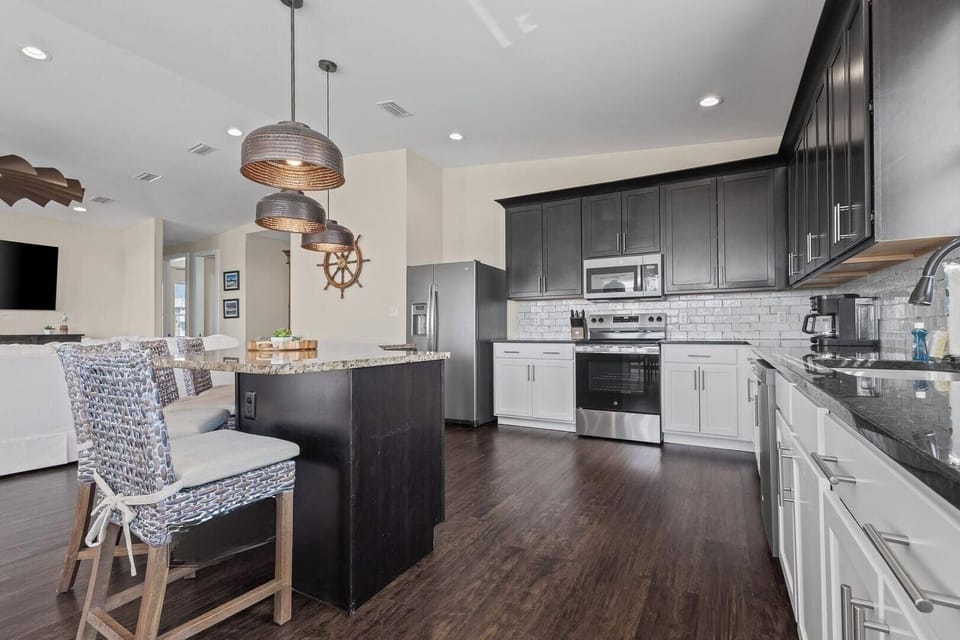 Kitchen - Well equipped kitchen with granite countertops and stainless appliances.