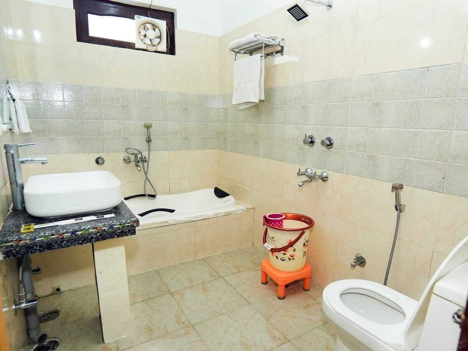 Shower, free toiletries, towels