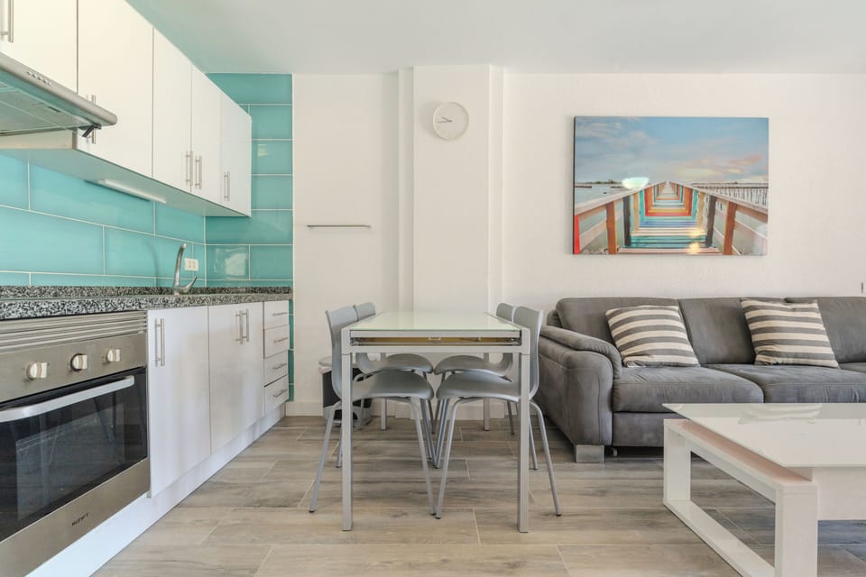 Apartment, 1 Bedroom, Balcony, Garden View | Dining room