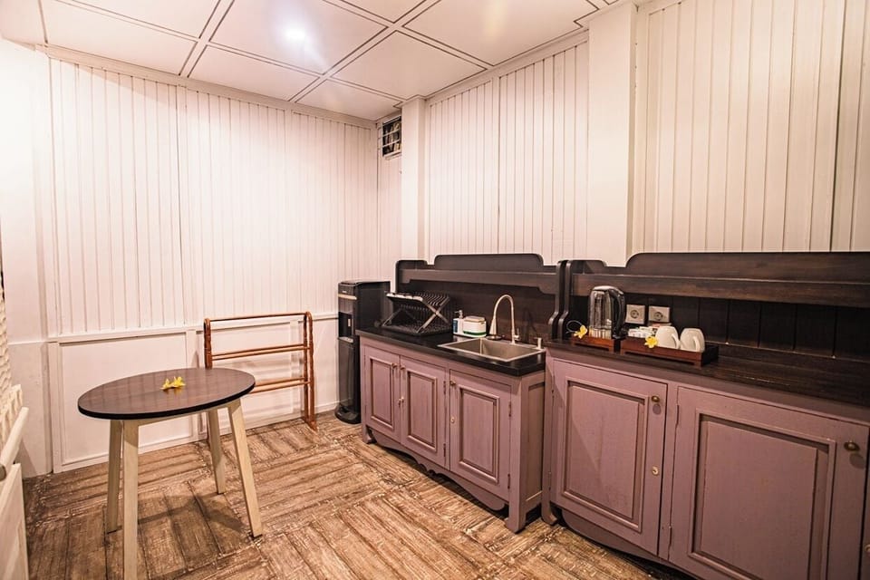 Villa Alamanda | Private kitchen | Fridge, electric kettle, cookware/dishes/utensils