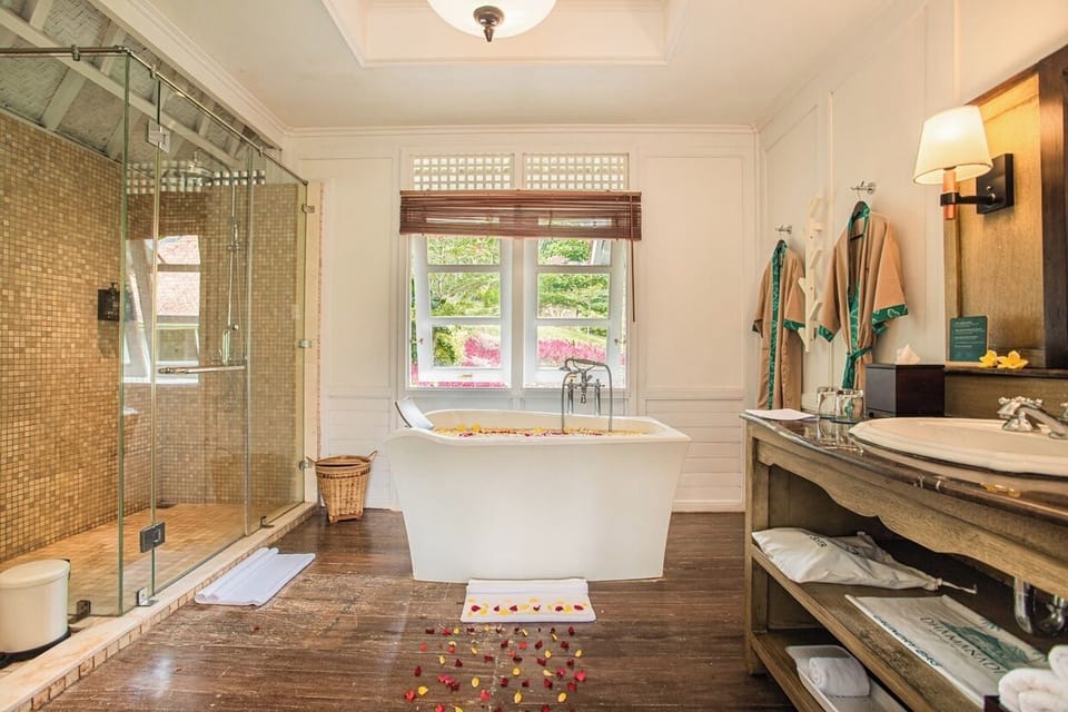 Villa Lantana | Bathroom | Separate tub and shower, free toiletries, hair dryer, bathrobes