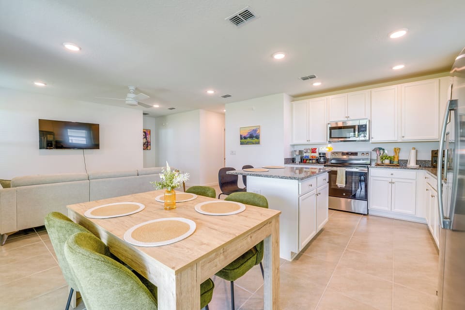 Dining Area | Dishware/Flatware Provided