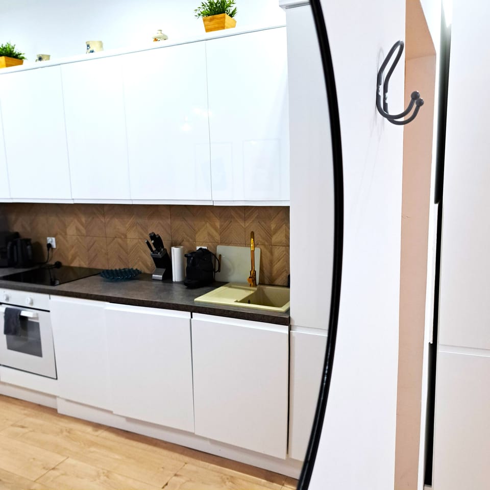 Comfort Apartment, Patio | Private kitchen | Full-size fridge, microwave, oven, stovetop