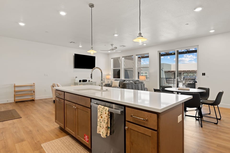 Condo, 3 Bedrooms | Interior