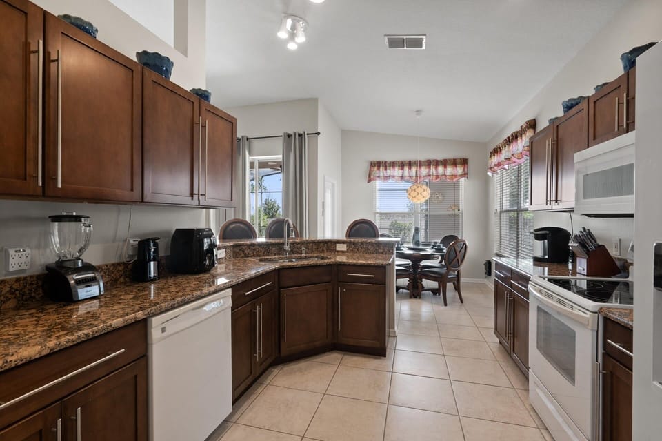 House, 4 Bedrooms | Private kitchen | Coffee/tea maker, fridge, oven, toaster