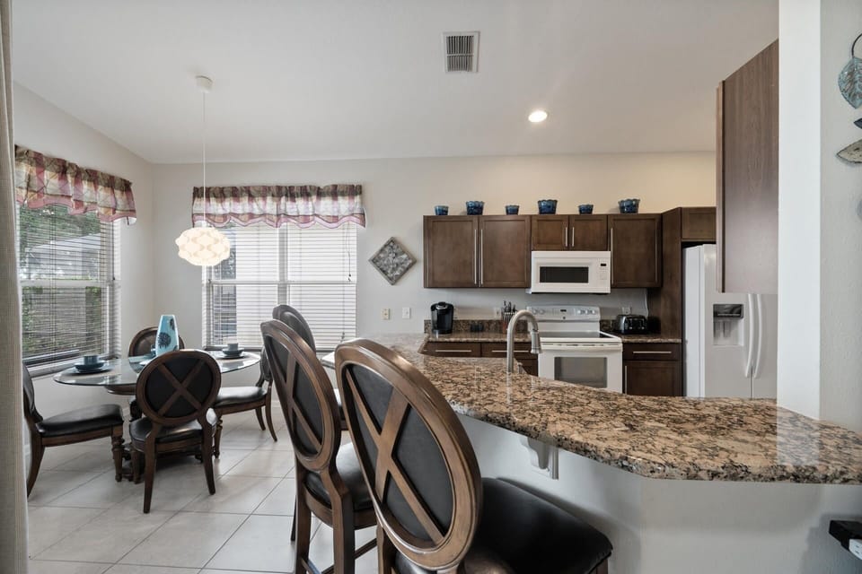 House, 4 Bedrooms | Private kitchen | Coffee/tea maker, fridge, oven, toaster