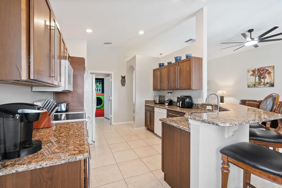 House, 4 Bedrooms | Private kitchen | Coffee/tea maker, fridge, oven, toaster