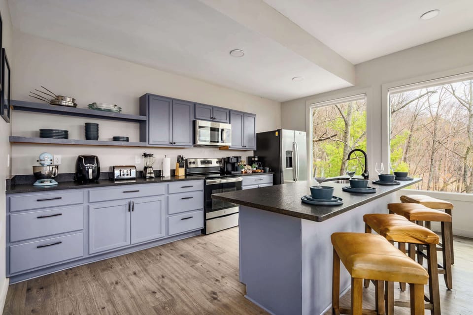 Modern Overlook - Fully Equipped Kitchen for Home-Cooked Meals