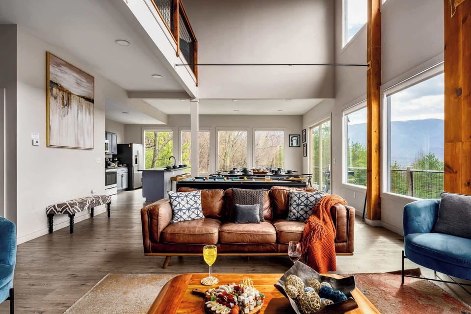 Modern Overlook - Sophisticated Comfort in the Heart of the Woods