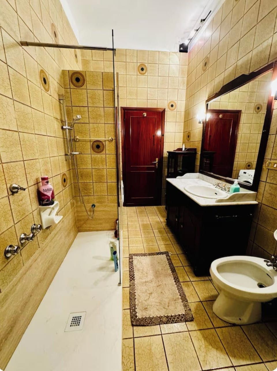 Deluxe Double Room | Bathroom | Hair dryer, towels, soap, shampoo